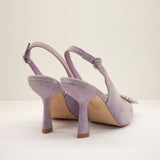 Czółenka Alma En Pena – fioletowe, z cyrkoniami, bez pięty – widok od tyłu ukazujący pasek na pięcie i wyprofilowany obcas