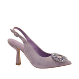 Czółenka Alma En Pena – fioletowe, z cyrkoniami, bez pięty – widok pod kątem na subtelny zamsz i ozdobną rozetę z kryształków