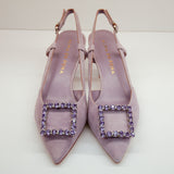 Ujęcie z góry na liliowe czółenka Alma En Pena z ozdobnymi kwadratowymi klamrami i paskiem na pięcie.