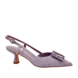 Liliowe czółenka Alma En Pena z noskiem w szpic, ozdobione klamrą z fioletowych kryształków, widok pod kątem.
