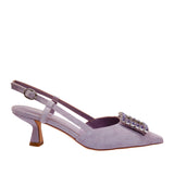 Liliowe czółenka bez pięty Alma En Pena z naturalnego zamszu, z subtelnym obcasem i kryształkową klamrą, ujęcie z profilu.