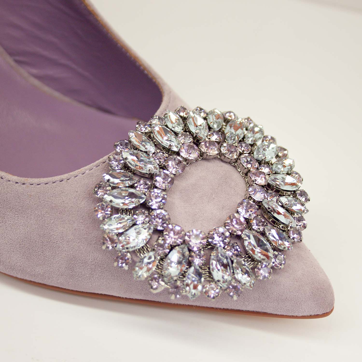 Czółenka Alma En Pena – fioletowe, z cyrkoniami, bez pięty – zbliżenie na dużą rozetę z błyszczących cyrkonii na nosku