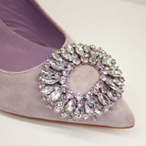 Czółenka Alma En Pena – fioletowe, z cyrkoniami, bez pięty – zbliżenie na dużą rozetę z błyszczących cyrkonii na nosku