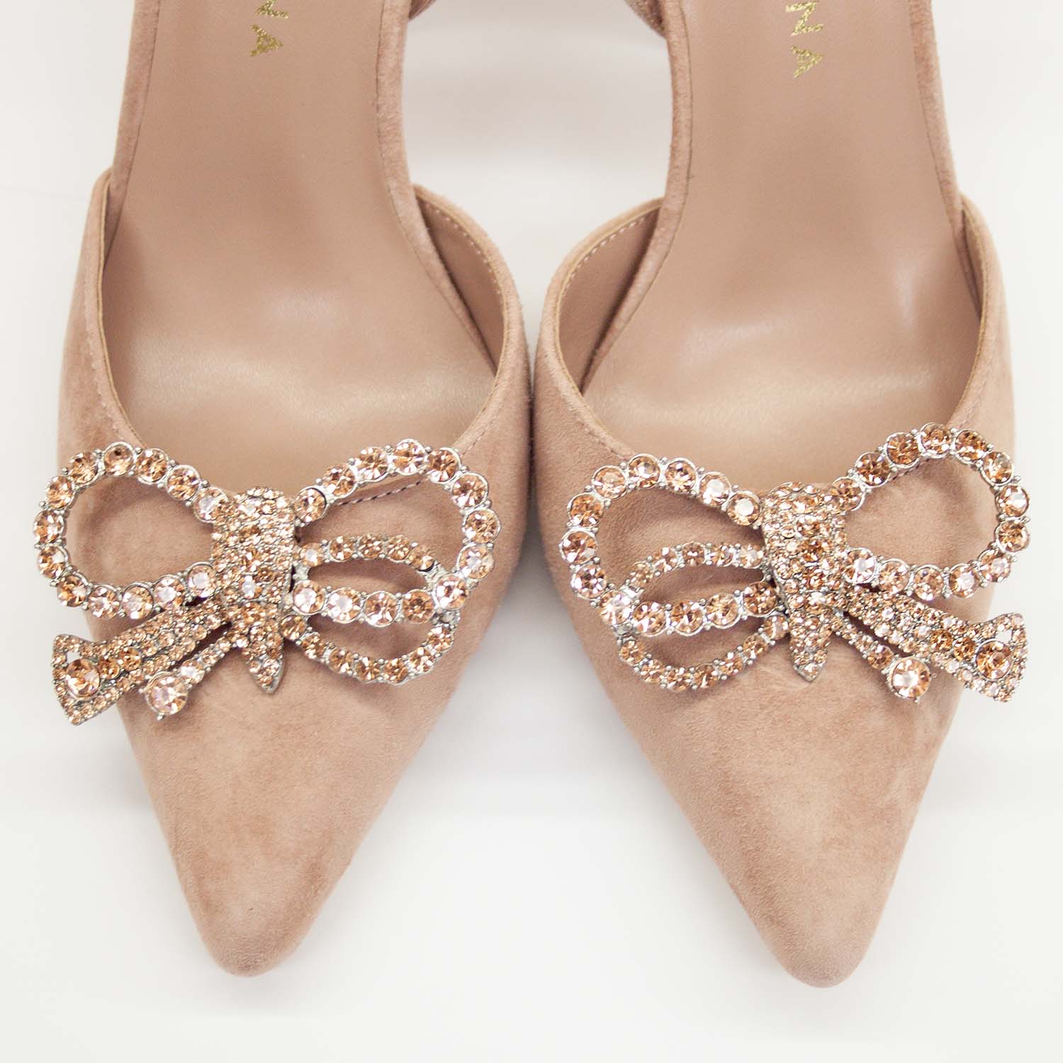 Czółenka Alma En Pena – zamszowe, z cyrkoniami, bez pięty, widok z góry, skupiony na formie cholewki i cyrkoniowej kokardzie