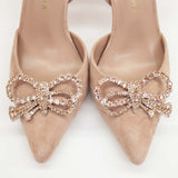 Czółenka Alma En Pena – zamszowe, z cyrkoniami, bez pięty, widok z góry, skupiony na formie cholewki i cyrkoniowej kokardzie