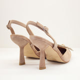 Czółenka Alma En Pena – zamszowe, z cyrkoniami, bez pięty, ujęcie od tyłu eksponujące wyprofilowany pasek i lekko rozszerzany obcas