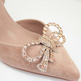 Czółenka Alma En Pena – zamszowe, z cyrkoniami, bez pięty, zbliżenie na noski z dekoracyjnymi kokardami wykonanymi z połyskujących cyrkonii