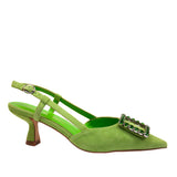 Czółenka Alma En Pena widok pod kątem na białym tle – eleganckie zielone czółenka z odkrytą piętą i dekoracyjną aplikacją z przodu, sfotografowane w lekkim profilu.