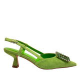 Czółenka Alma En Pena widok z boku na białym tle – zielone czółenka bez pięty z zamszu, ozdobione cyrkoniową klamrą, prezentowane od strony zewnętrznej.