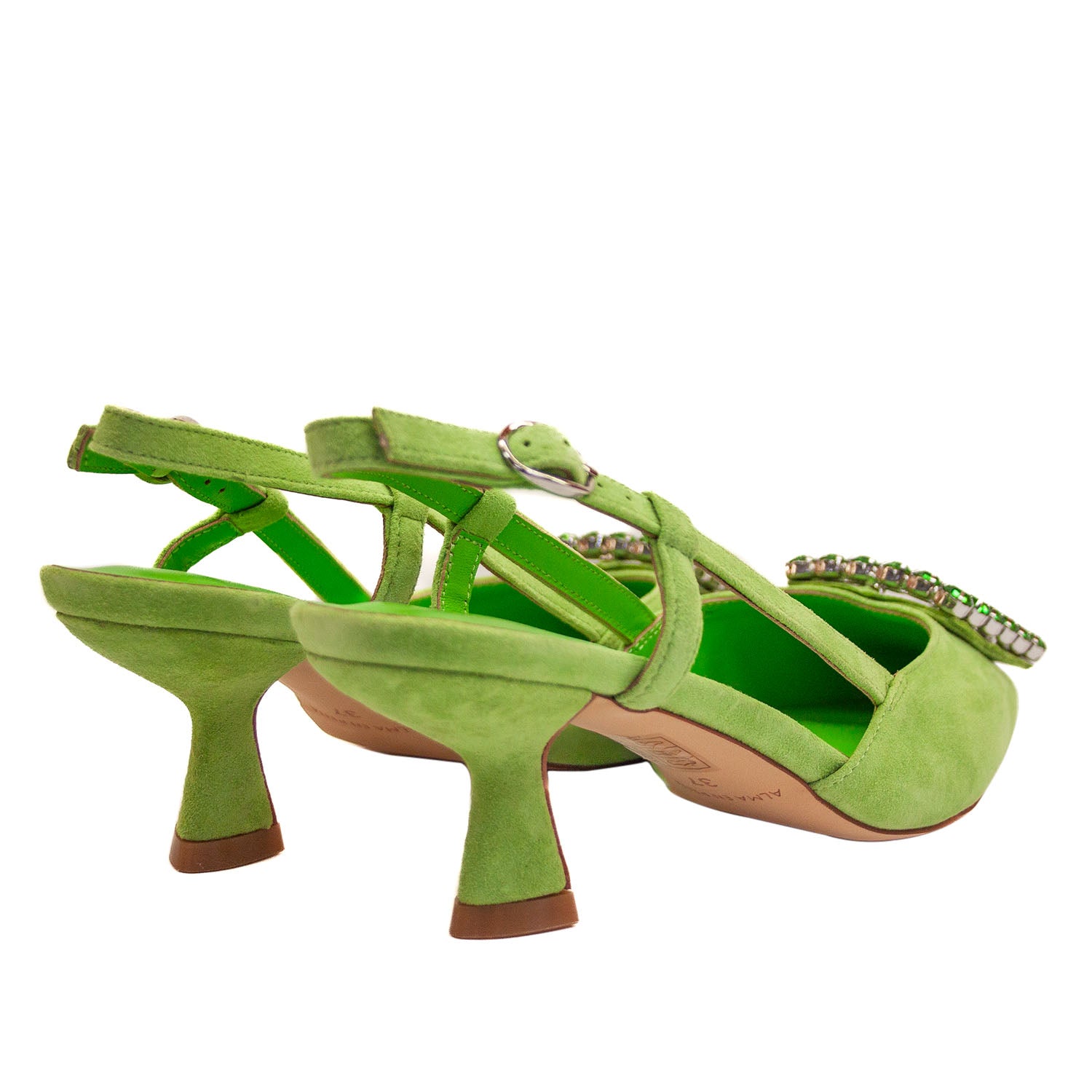 Czółenka Alma En Pena widok z tyłu na białym tle – tył czółenek z paskiem wokół pięty i charakterystycznym obcasem typu kaczuszka wykonanym z zielonego zamszu.