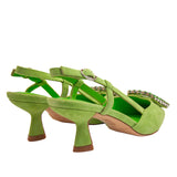 Czółenka Alma En Pena widok z tyłu na białym tle – tył czółenek z paskiem wokół pięty i charakterystycznym obcasem typu kaczuszka wykonanym z zielonego zamszu.