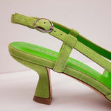 Zbliżenie na sprzączkę paska czółenek Alma En Pena – fragment regulowanego paska i wyściółki w odcieniu limonkowym, ukazany z boku przy obcasie.