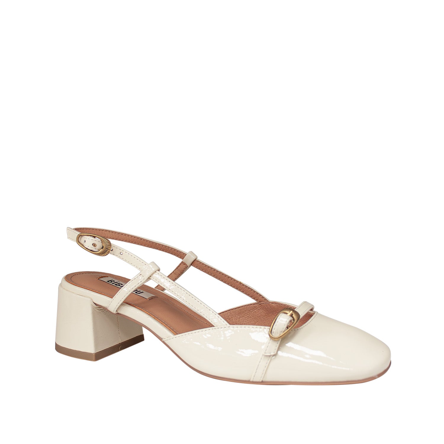 Hiszpańskie czółenka z odkrytą piętą Bibi Lou – kremowe, skórzane, lakierowane, widok pod kątem.