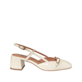 Hiszpańskie czółenka z odkrytą piętą Bibi Lou – kremowe, skórzane, lakierowane, widok z boku.