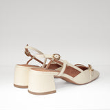 Hiszpańskie czółenka z odkrytą piętą Bibi Lou – kremowe, skórzane, lakierowane, widok z tyłu eksponujący obcas.
