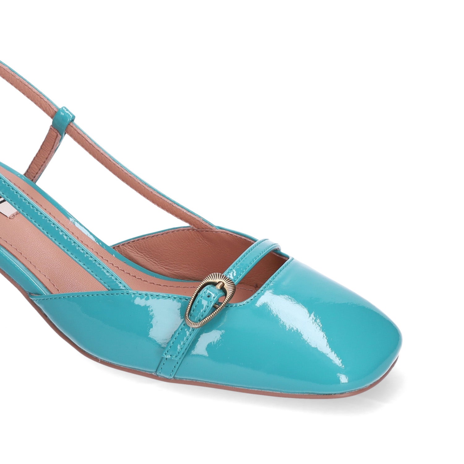 Zbliżenie detalu czółenek Bibi Lou – pasek z ozdobną klamrą i lakierowana skóra w turkusowym odcieniu.