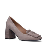 Czółenka Bibi Lou zamszowe, skórzane na słupku – ujęcie pod kątem, widoczna tekstura naturalnego zamszu i ścięty nosek