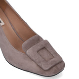 Czółenka Bibi Lou zamszowe, skórzane na słupku – zbliżenie na przód buta z miękkiego zamszu z szeroką dekoracyjną klamrą