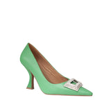 Hiszpańśkie czółenka Bibi Lou – zielone, skórzane, z broszką - widok pod kątem.