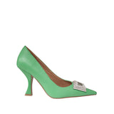 Hiszpańśkie czółenka Bibi Lou – zielone, skórzane, z broszką - widok z boku.