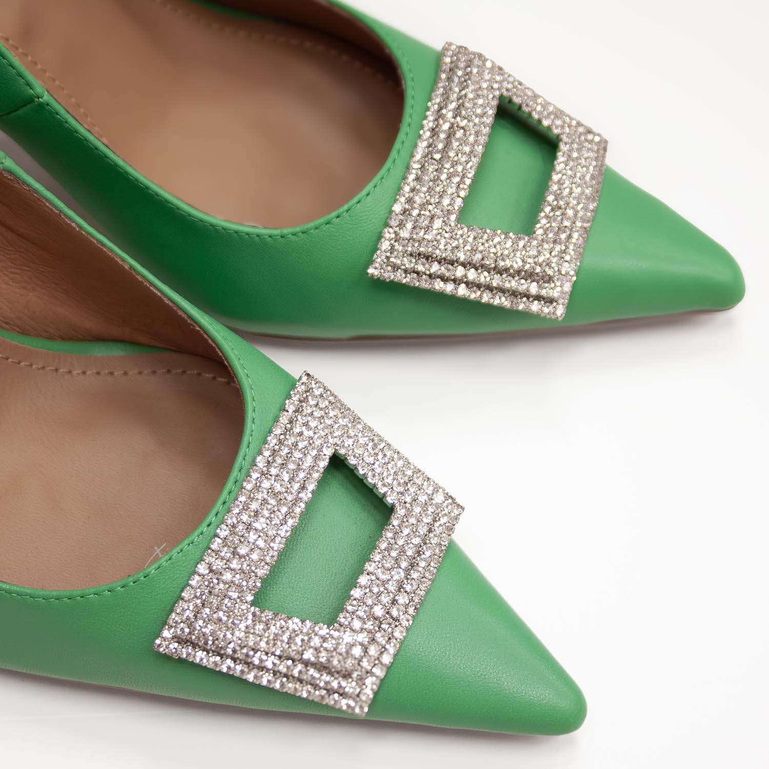 Hiszpańśkie czółenka Bibi Lou – zielone, skórzane, z broszką - widok z góry.