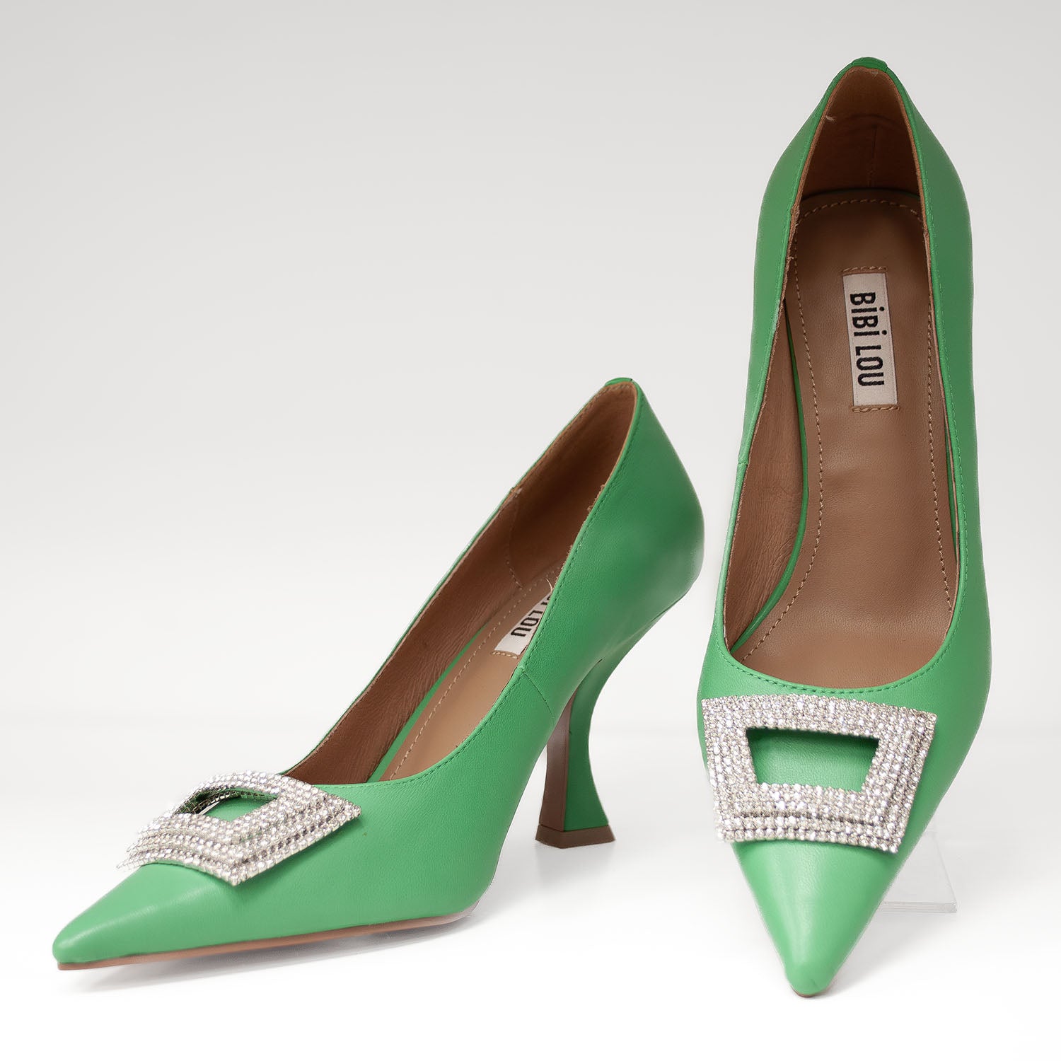 Hiszpańśkie czółenka Bibi Lou – zielone, skórzane, z broszką - widok z przodu.