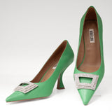 Hiszpańśkie czółenka Bibi Lou – zielone, skórzane, z broszką - widok z przodu.