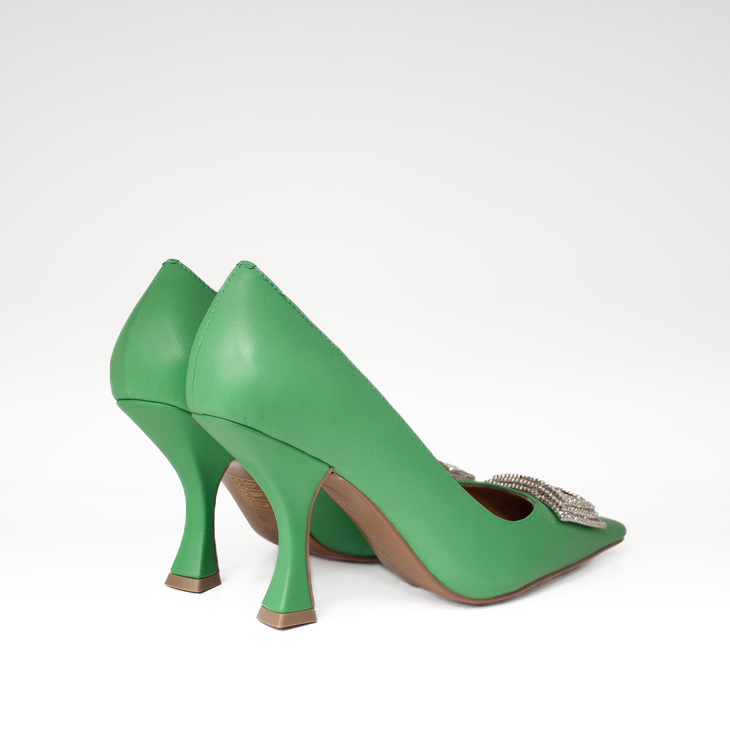 Hiszpańśkie czółenka Bibi Lou – zielone, skórzane, z broszką - widok z tyłu.