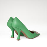 Hiszpańśkie czółenka Bibi Lou – zielone, skórzane, z broszką - widok z tyłu.