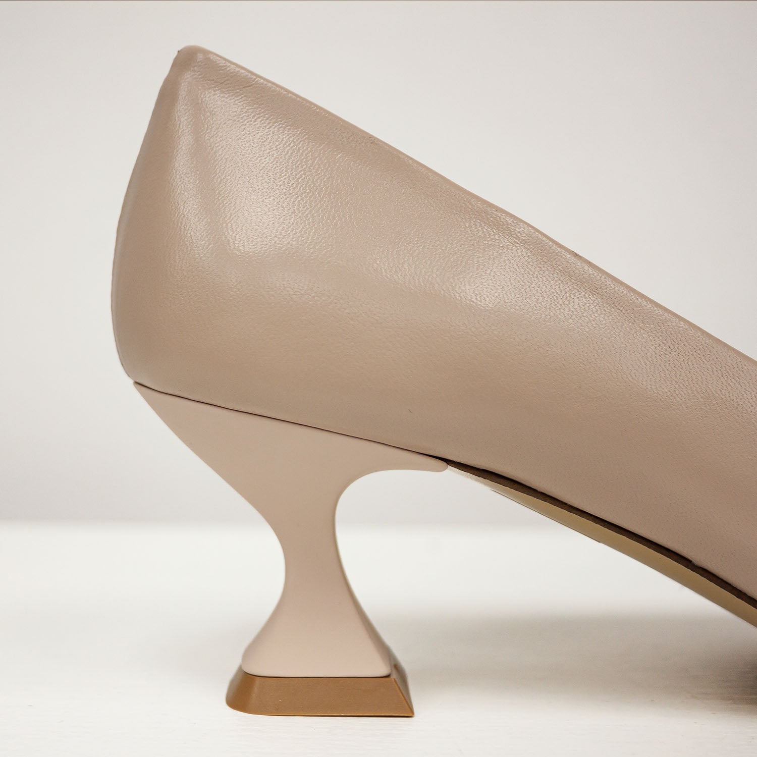 Zbliżenie na obcas typu kieliszek w beżowych, skórzanych czółenkach Pierfrancesco Vincenti.