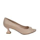 Włoskie beżowe czółenka Pierfrancesco Vincenti z naturalnej skóry, na stabilnym obcasie typu kieliszek, widok z boku.