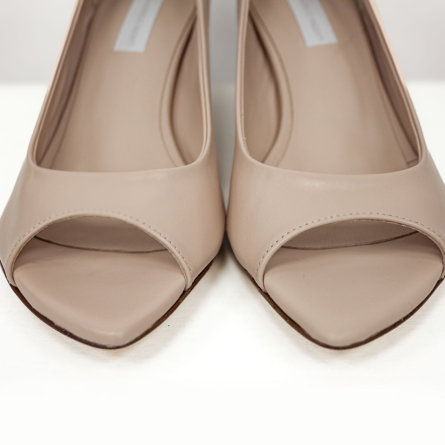 Widok z góry na skórzane czółenka Pierfrancesco Vincenti w odcieniu beżowym, z charakterystycznym noskiem i otwartą cholewką.