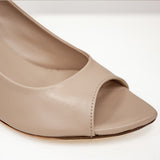 Zbliżenie na otwartą cholewkę beżowych czółenek Pierfrancesco Vincenti wykonanych z naturalnej skóry.