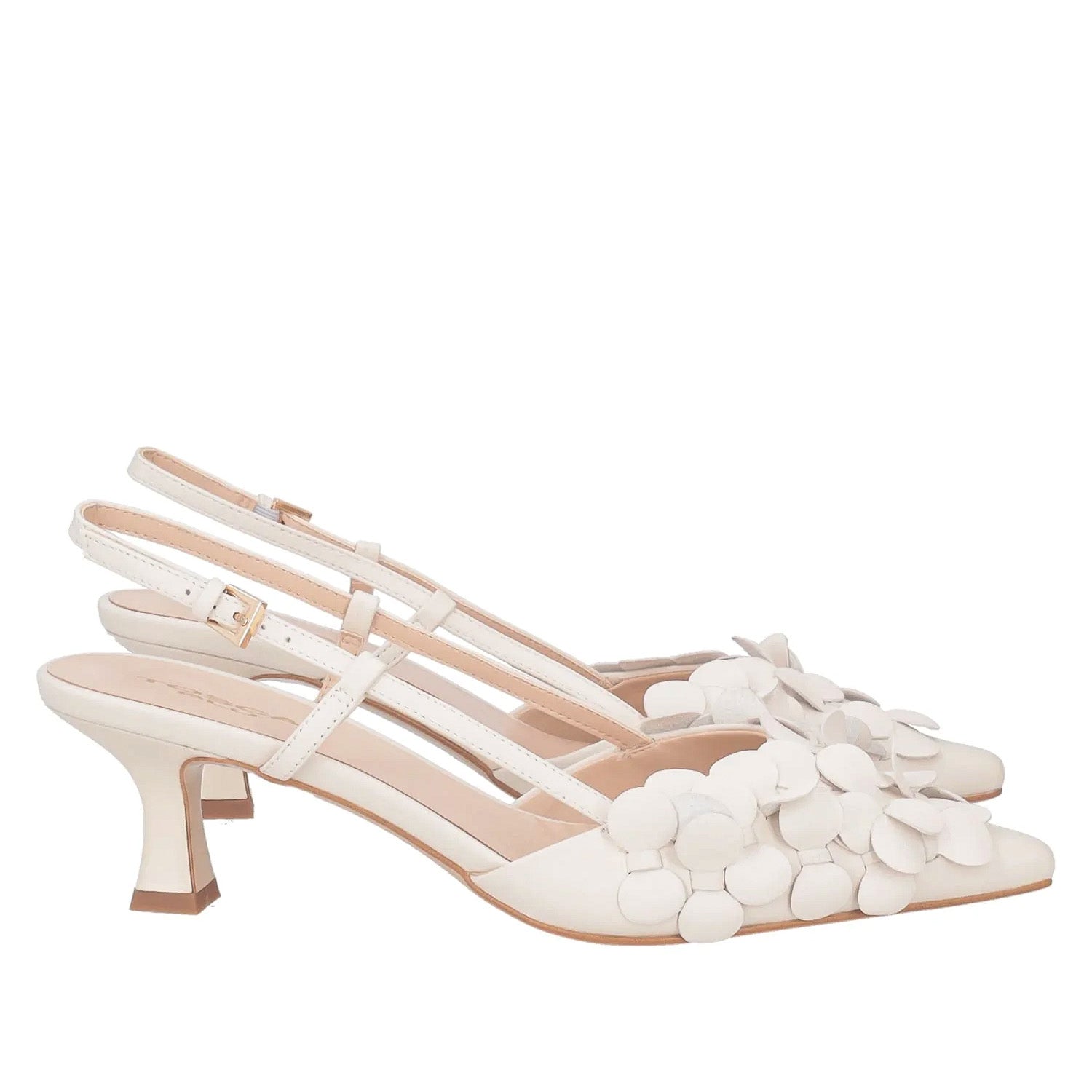 Czółenka Tosca Blu – kremowe, skórzane, włoskie – boczny profil prezentujący klasyczny kształt, dekoracyjne detale i elegancki obcas.