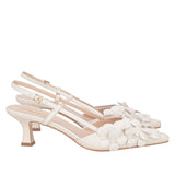 Czółenka Tosca Blu – kremowe, skórzane, włoskie – boczny profil prezentujący klasyczny kształt, dekoracyjne detale i elegancki obcas.