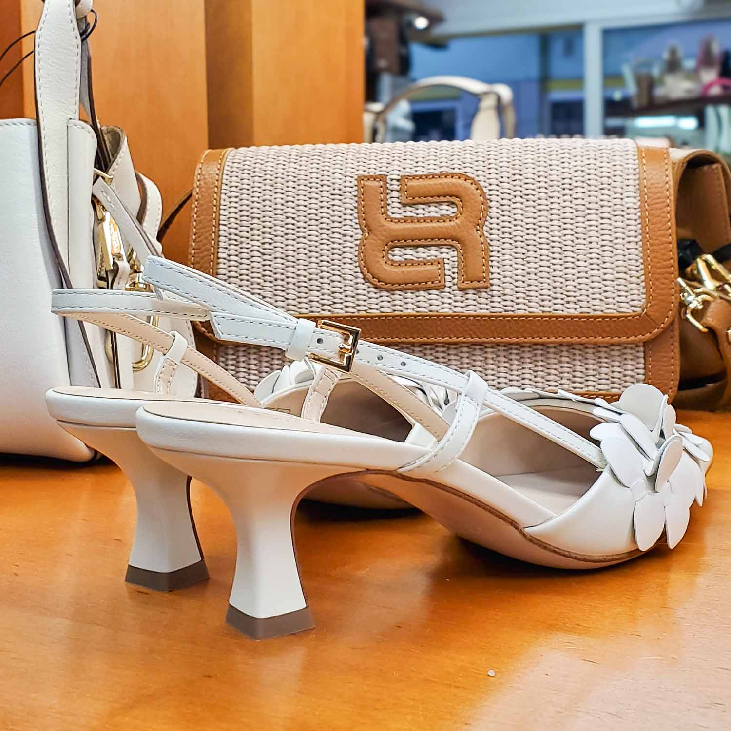 Czółenka Tosca Blu – kremowe, skórzane, włoskie – widok z tyłu ukazujący lekko rozszerzany obcas oraz pasek zapinany wokół kostki.