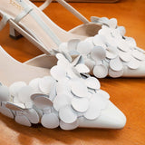 Czółenka Tosca Blu – kremowe, skórzane, włoskie – zbliżenie na aplikacje z płatków wykonanych ze skóry, umieszczone na noskach butów.