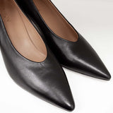 Czółenka włoskiej marki Tuffoni – czarne, skórzane, eleganckie - widok z góry.