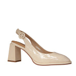 Czółenka Tuffoni lakierowane kremowe na słupku – widok pod kątem, z okrągłą klamrą i elegancką linią cholewki