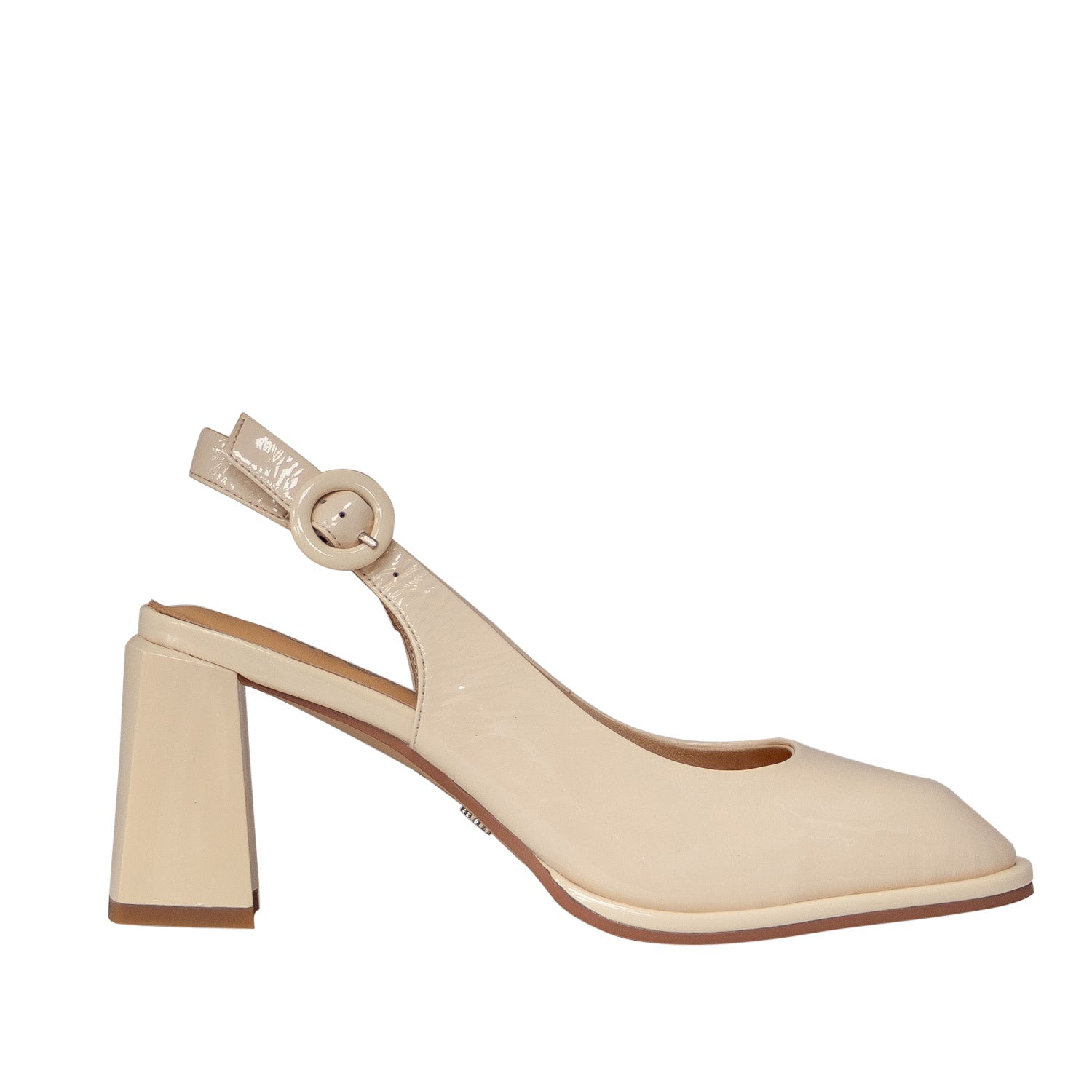 Czółenka Tuffoni lakierowane kremowe na słupku – widok z boku, model z odkrytą piętą i regulowanym paskiem