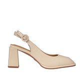 Czółenka Tuffoni lakierowane kremowe na słupku – widok z boku, model z odkrytą piętą i regulowanym paskiem