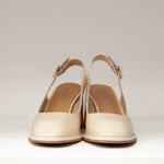 Czółenka Tuffoni lakierowane kremowe na słupku – ujęcie z przodu, podkreślające klasyczny nosek i lakierowaną fakturę