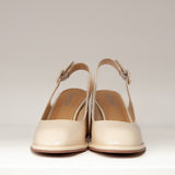 Czółenka Tuffoni lakierowane kremowe na słupku – ujęcie z przodu, podkreślające klasyczny nosek i lakierowaną fakturę