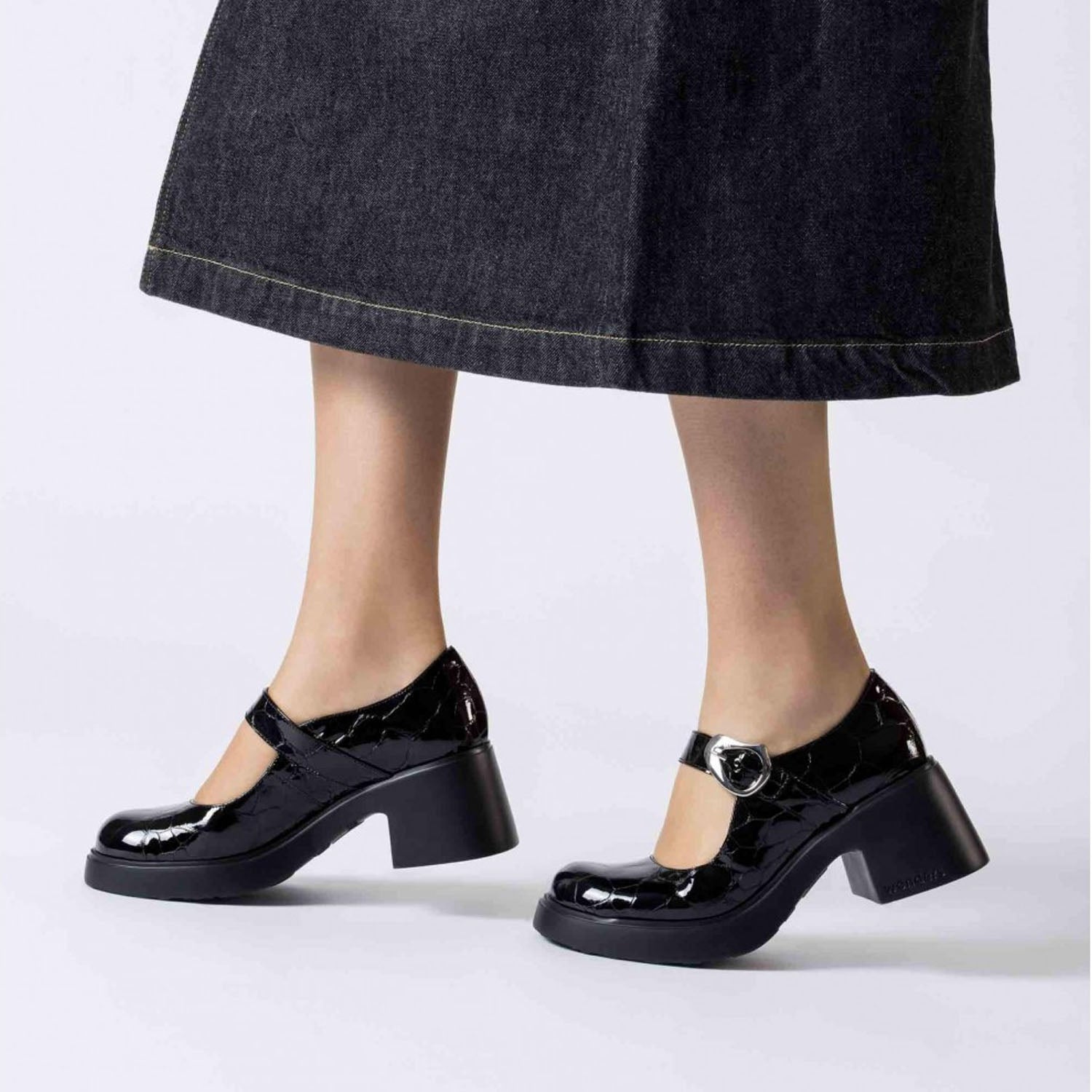 Retro Czółenka Wonders w stylu Mary Jane, czarne, lakierowane na stabilnym obcasie z nowej kolekcji, modelka w stylizacji.