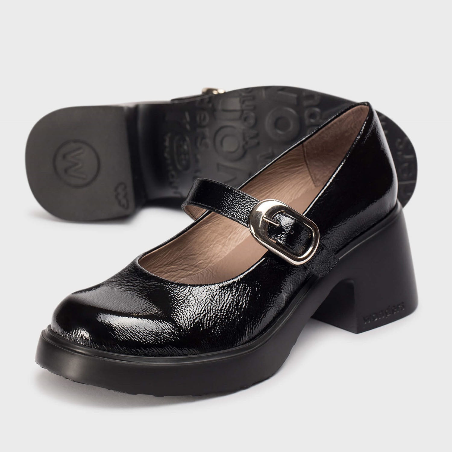 Retro czółenka Wonders – Mary Jane, czarne, lakierowane na stabilnym obcasie z nowej kolekcji, zbliżenie na fakturę naturalnej skóry oraz ozdobną sprzączkę.