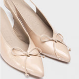 Czółenka Wonders – lakierowane, skórzane, bez pięty – zbliżenie na błyszczącą lakierowaną cholewkę i ozdobną kokardkę