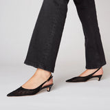 Czółenka Tosca Blu – czarne, z odkrytą piętą, siateczkowe zaprezentowane na modelce podkreślają lekkość i kobiecy charakter butów.