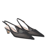 Czółenka Tosca Blu – czarne, z odkrytą piętą, siateczkowe sfotografowane pod kątem, prezentują elegancki profil z półprzezroczystą cholewką i smukłym noskiem.