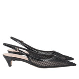 Czółenka Tosca Blu – czarne, z odkrytą piętą, siateczkowe w ujęciu bocznym ukazują siateczkową strukturę cholewki i smukły kształt.