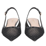 Czółenka Tosca Blu – czarne, z odkrytą piętą, siateczkowe uchwycone od frontu, ukazują wyrazisty czubek i symetryczne rozmieszczenie pasków.